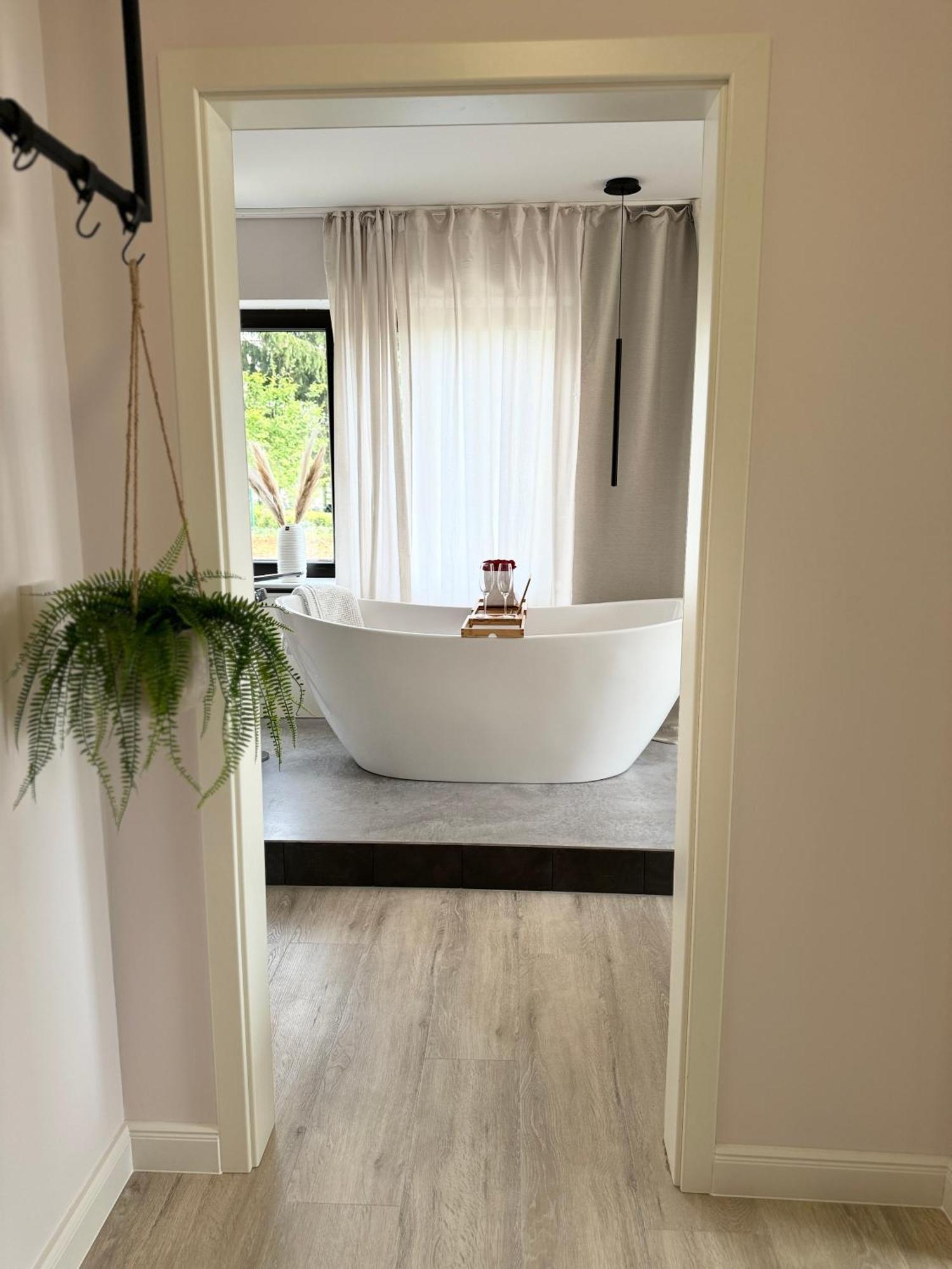 Leonardo Wuerzburg I Freistehende Badwanne 아파트 외부 사진