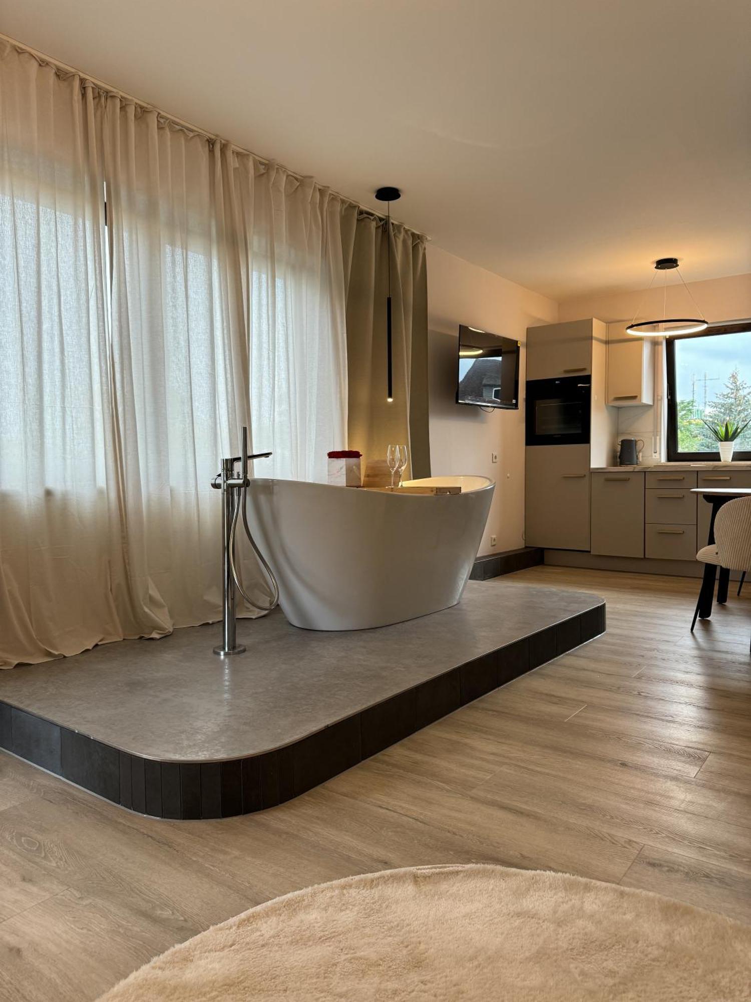 Leonardo Wuerzburg I Freistehende Badwanne 아파트 외부 사진